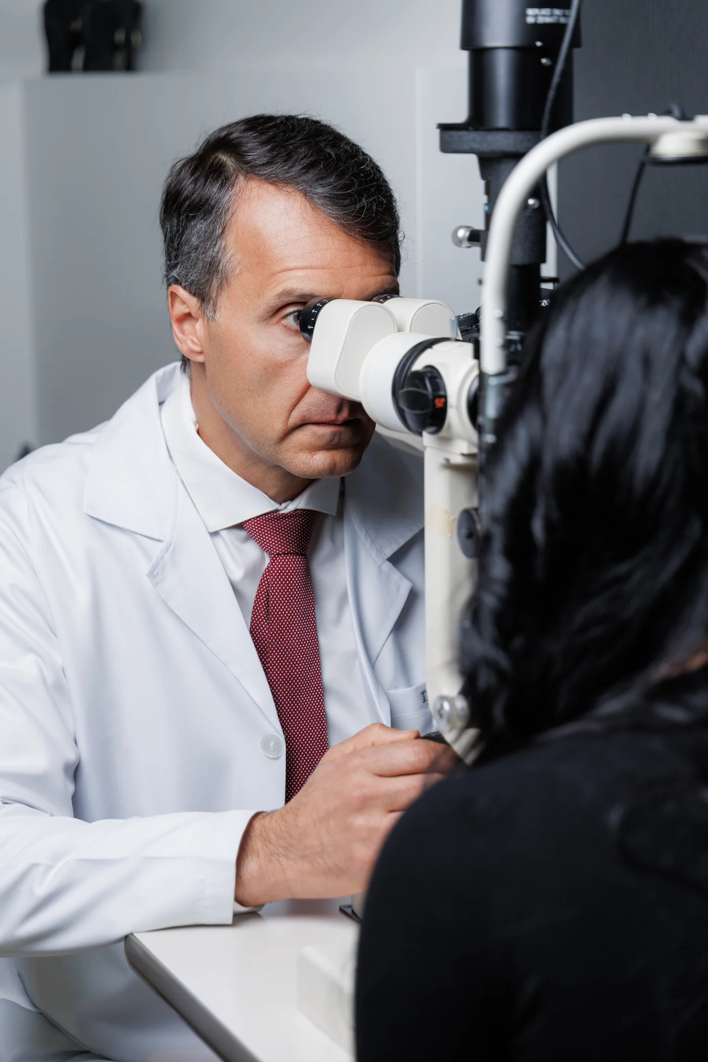 Dr. Farid Abed atendendo uma paciente em consulta oftalmológica na Oftalmoklinik